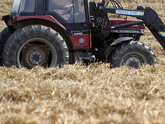 Man dies in farm accident in C...